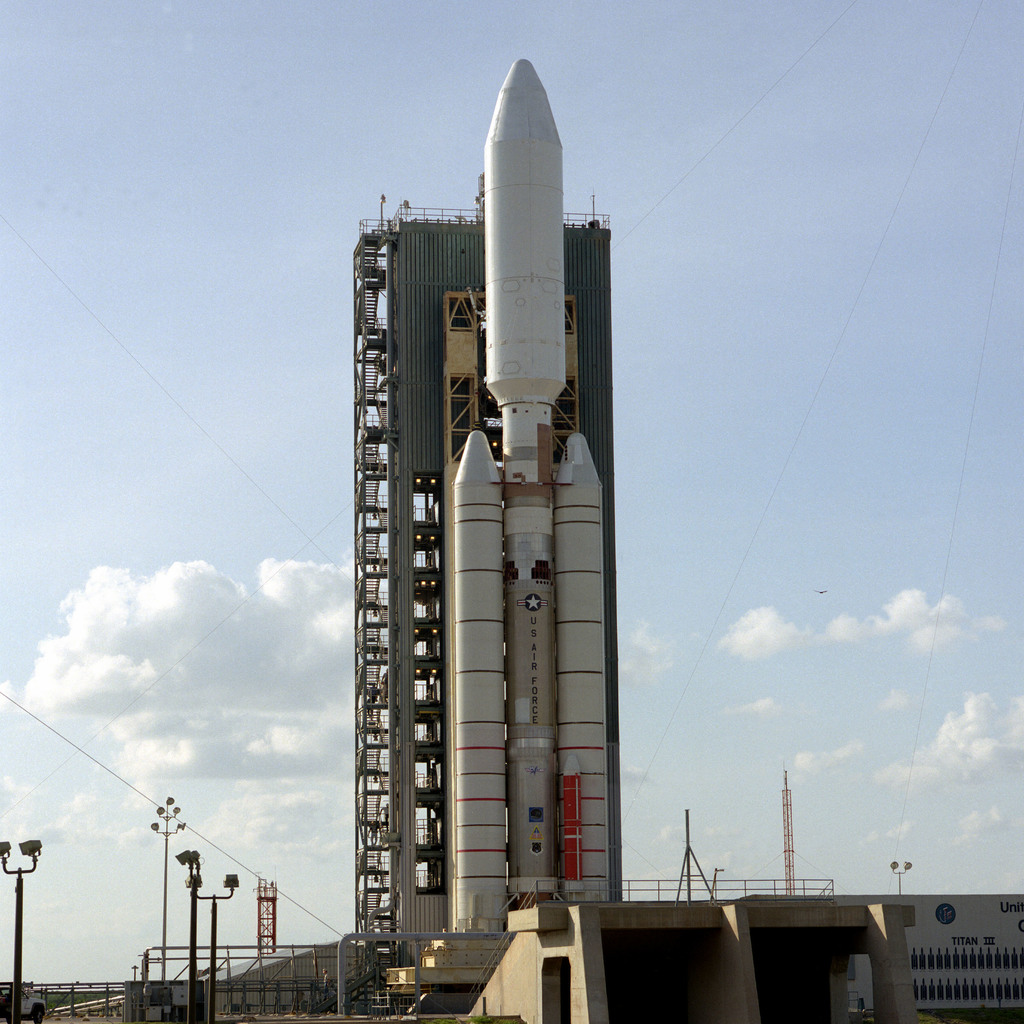 An Air Force TITAN IV Centaur launch vehicle sits poised on Complex-40 ...