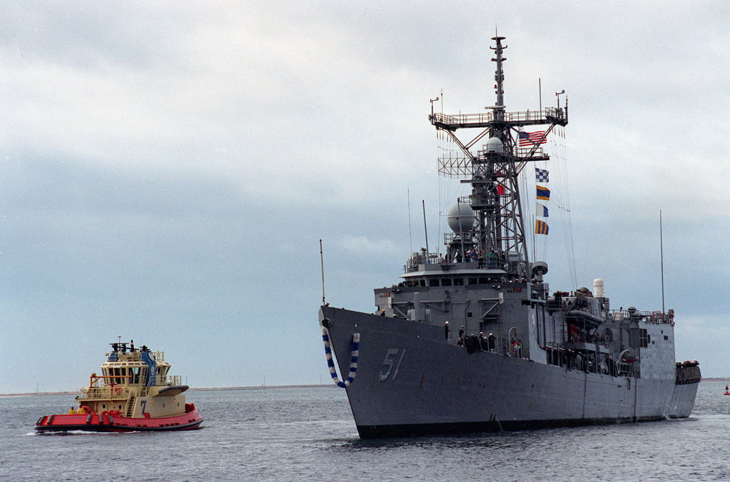 A port bow view of the guided missile frigate USS GARY (FFG-51 ...