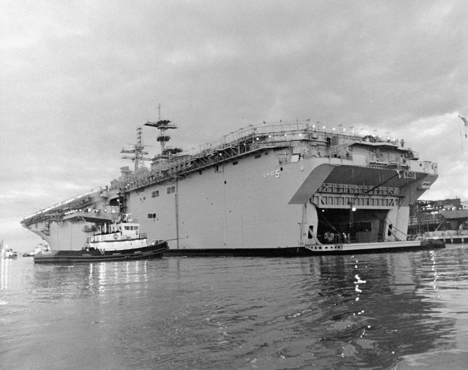 Low port quarter view of the amphibious assault ship Bataan (LHD-5