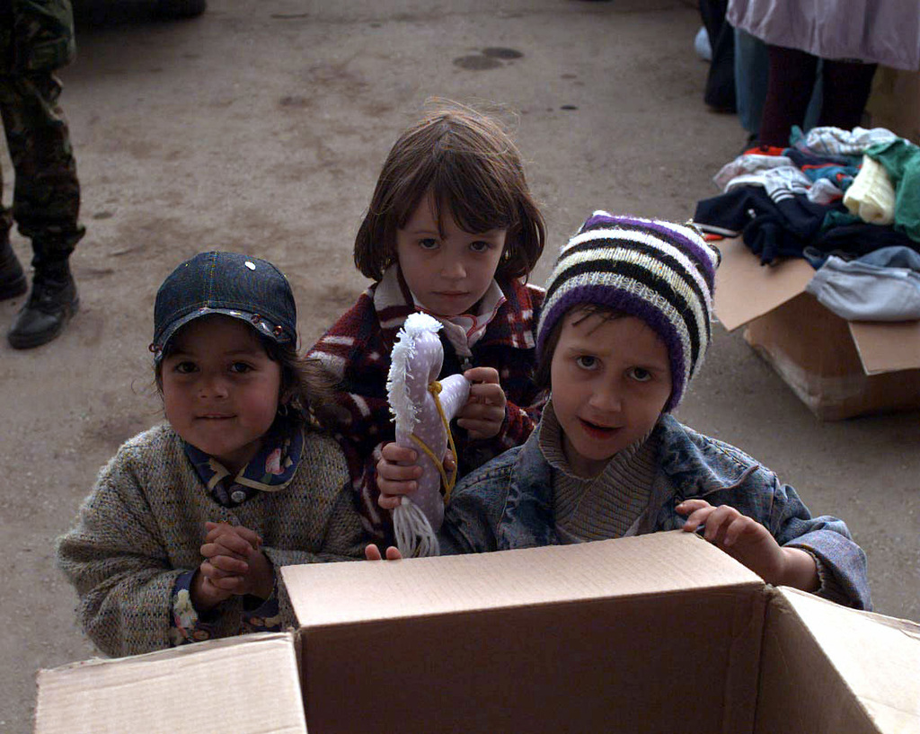 Сербия с детьми. Босния и Герцеговина лагерь беженцев. Лагерь для беженцев Босния. Ребёнок с игрушкой в лагере беженцев. Дети Сербии.