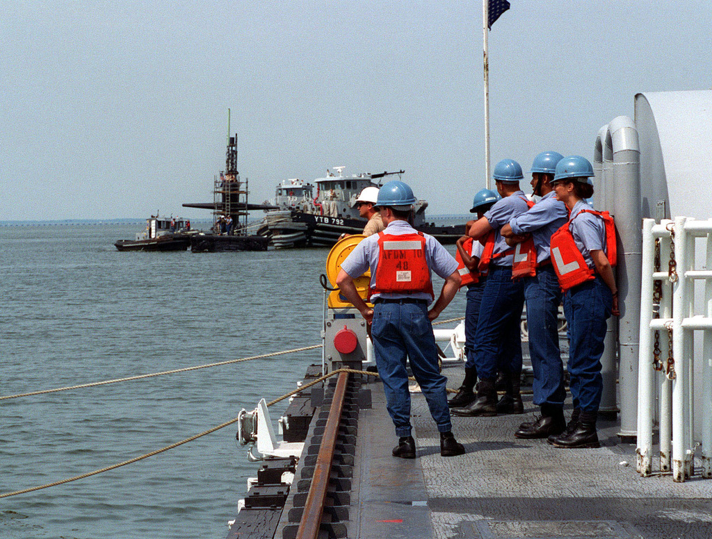 Line Handlers Assigned To The Us Navys Medium Auxiliary Floating Dry Dock Uss Resolute Afdm 10 6714