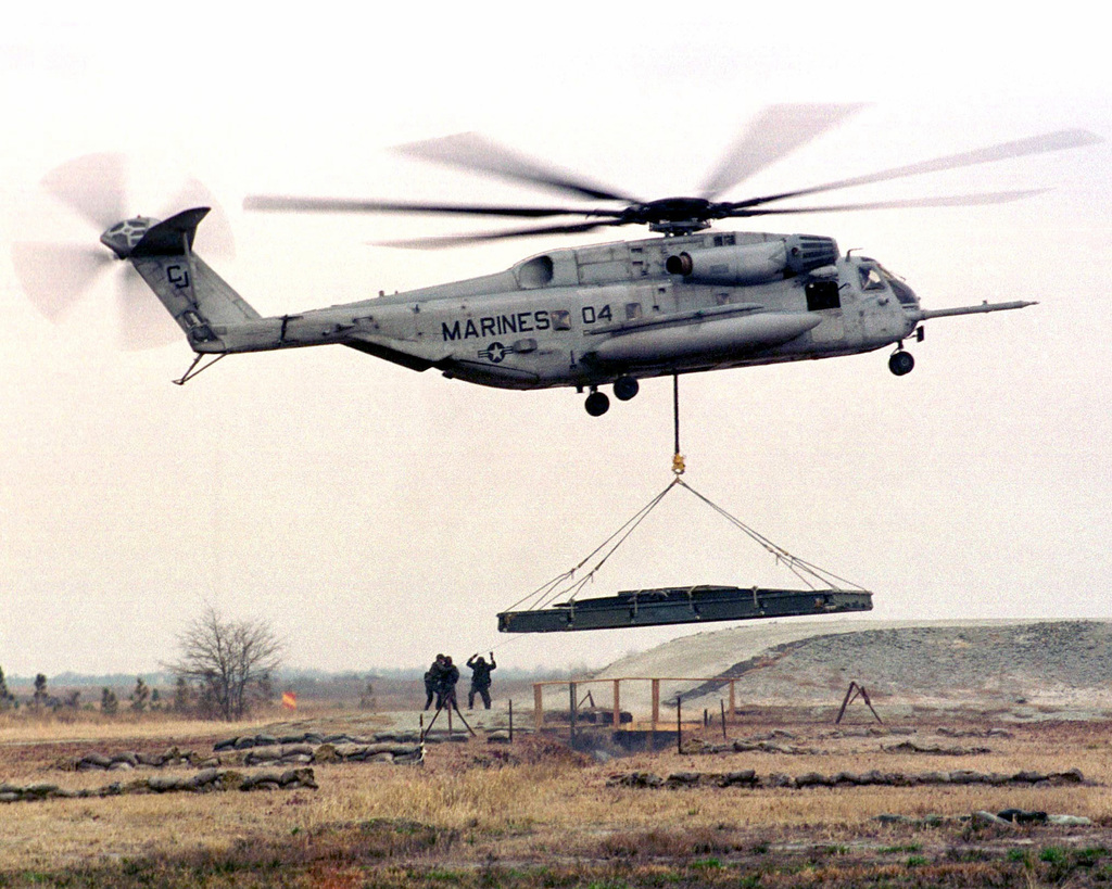 A HST (Helicopter Support Team) from 2d FSSG (Force Service Support ...