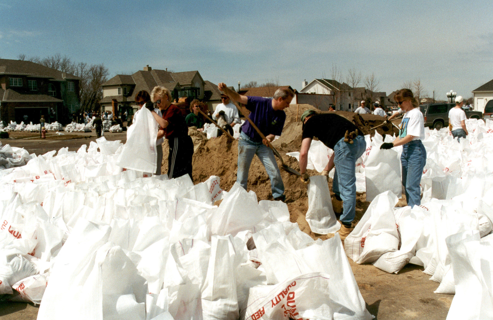 Severe Storms/Flooding] Fargo, ND, 04/10/1997 -- Sandbagging becomes a  community effort as hundreds of residents and volunteers fight the rising  waters of the Red River. FEMA/David Saville - U.S. National Archives &