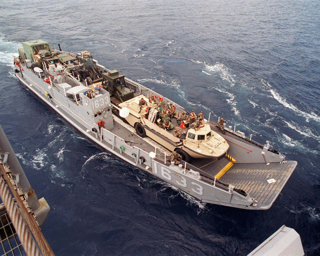 Landing ship. Десантный катер LCU 1610. LCU mk10 корабль. LCU MK 10. Десантный катер LCU 2000.