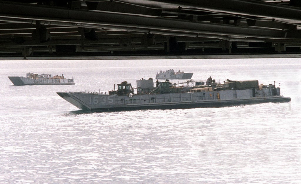 Ein Landing Craft, Utility (LCU) der Landing Craft Unit-1 (ACU-1) (DET ...