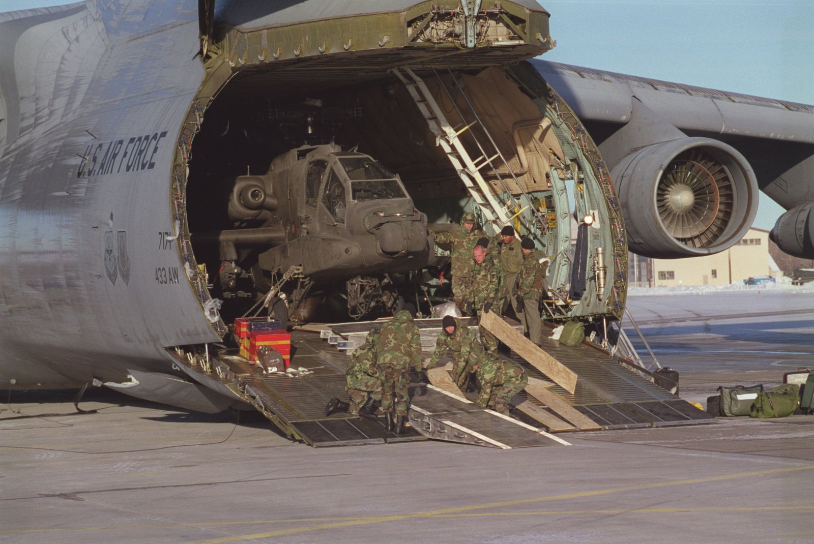 Си 5. C5 самолет грузовой. C5 Galaxy самолет кабина. C-5 Galaxy кабина. C-5 Galaxy внутри.