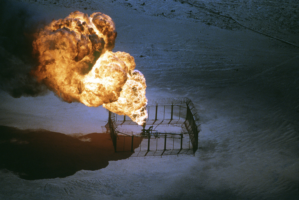 2 well burn. Буря в пустыне 1991. Брошенные нефтяные скважины. Буря в пустыне операция 1991.