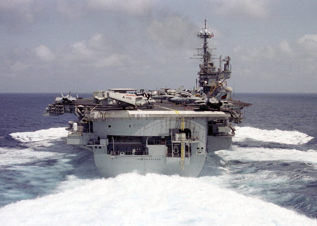 The conventional aircraft carrier USS INDEPENDENCE (CV 62) accelerates ...