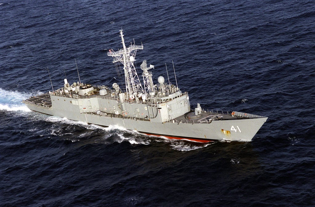 Starboard bow view of the Oliver Hazard Perry class frigate USS ...