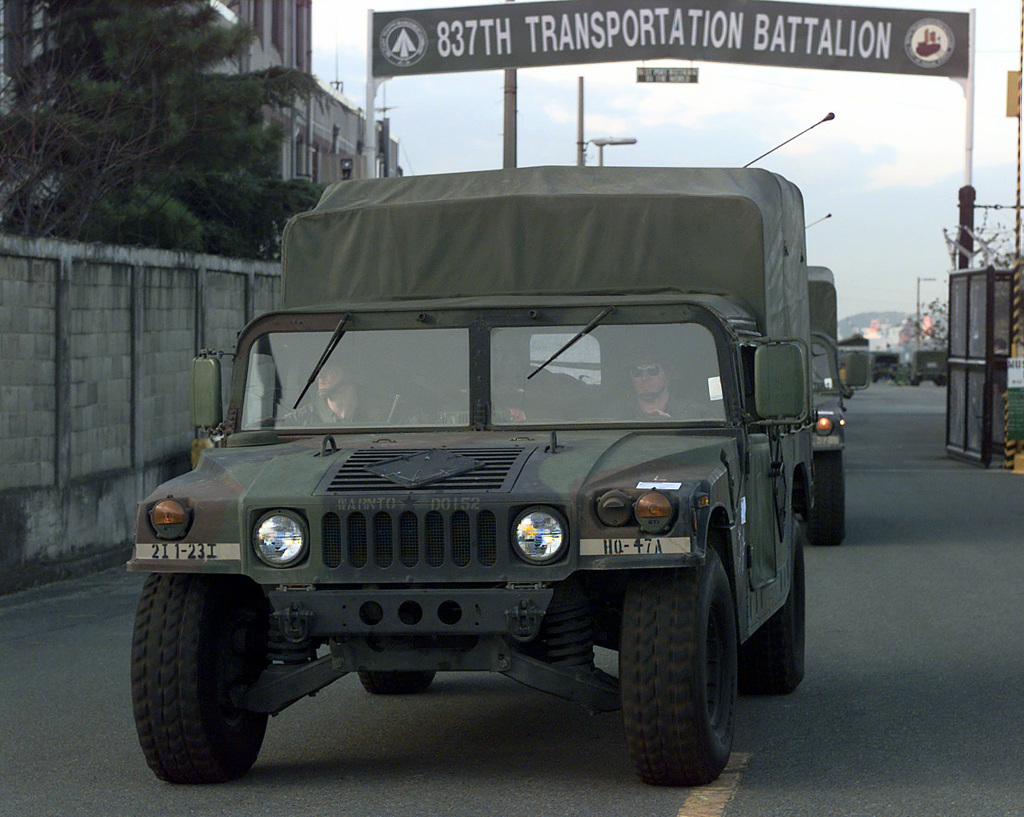 Ein Konvoi von hochmobilen Mehrzweck-Radfahrzeugen (HMMWV) verlässt