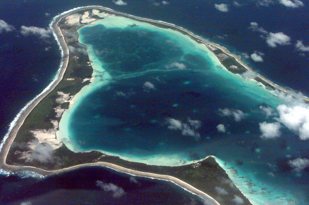 Luftaufnahme der Marinestation Diego Garcia - U.S. National Archives ...