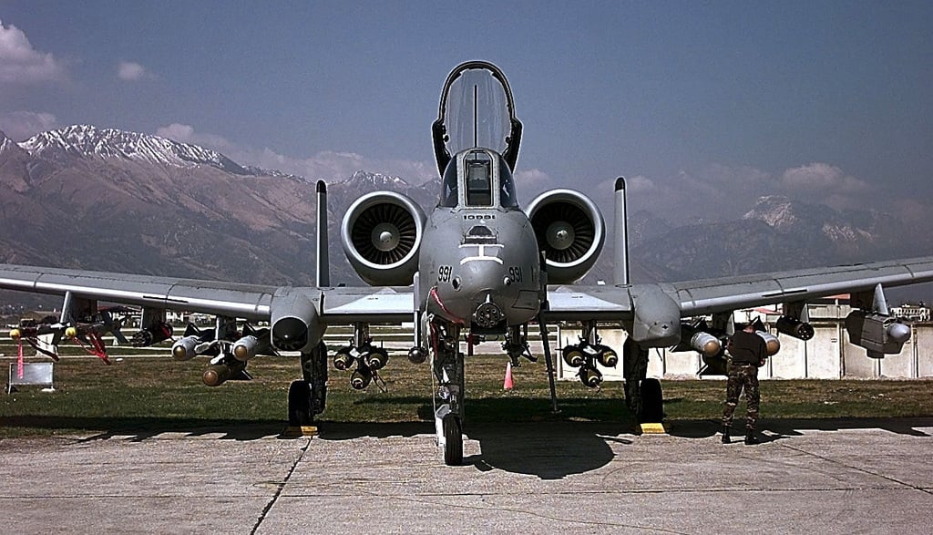 A 10 b 5. A-10 Thunderbolt AGM-65. A10 with agm65. Бомбы a-10 Thunderbolt. Aim 65 Maverick.