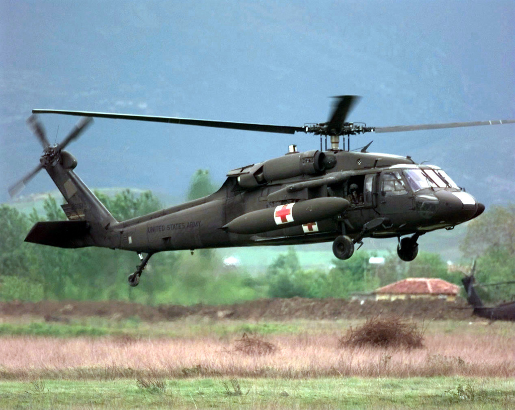 Uh 60m black hawk. Uh-60hgfgy. Uh 60 медицинский. Uh-60x. Военные вертолеты НАТО.