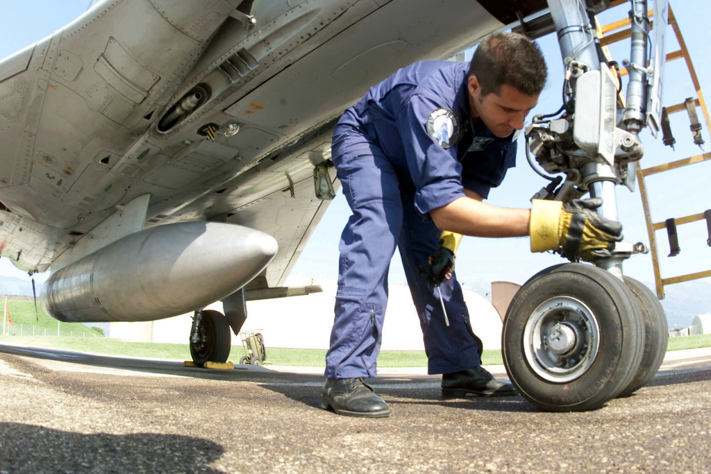 Plane mechanic. Aircraft Mechanic. Авиационная база управления предаторами США. Информация самолет механик. Aircraft Mechanical Breakdown.