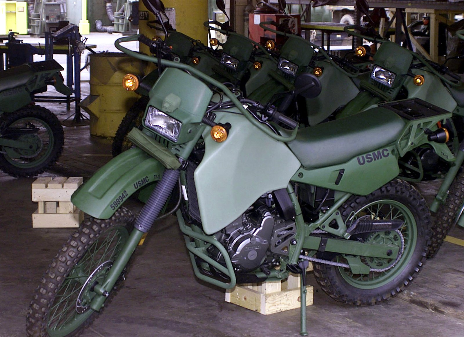 brochure Bemyndigelse Bytte The US Marine Corps' new tactical motorcycle, the Kawasaki KLR 650 M1030B1,  sits in a warehouse