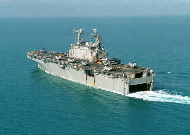 A quarter stern port side view of the Amphibious Assault Ship USS ...