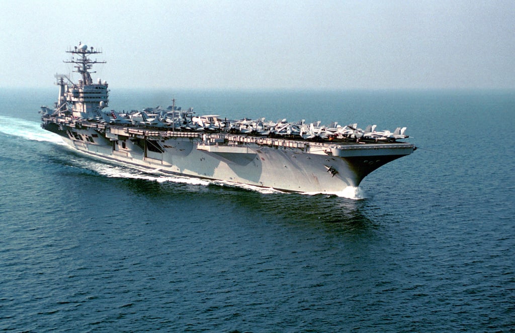 The USS GEORGE WASHINTON (CVN 73), steams through the Arabian Gulf in ...