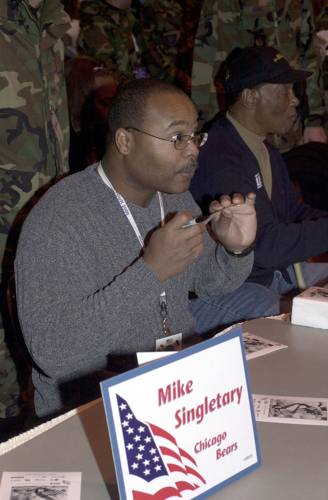 Chicago Bears - Wishing a happy birthday to one of our all-time greats,  Hall of Famer Mike Singletary! 