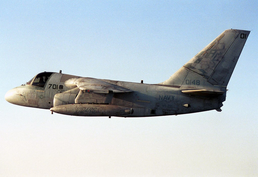 A S-3 Viking from Carrier Antisubmarine Warfare Squadron Twenty-two (VS ...