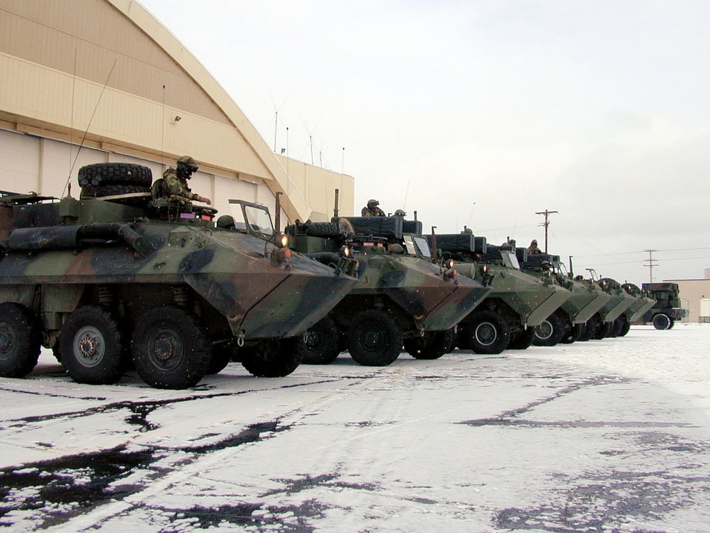 Легкие бронированные машины-амфибии противовоздушной обороны (LAV AD)  выстраиваются перед Thunderdome на базе ВВС Эйсон на Аляске, прежде чем  отправиться на арктические учения. Двадцать один морской пехотинец из  подразделения LAV AD в Кэмп-Хелтоне,