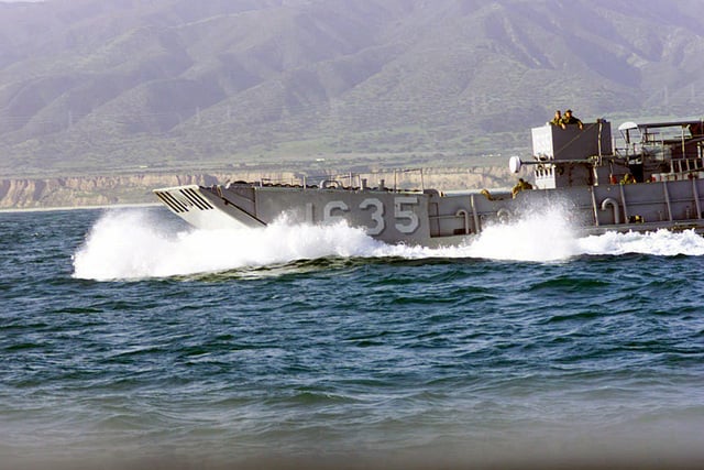 The US Navy (USN) Utility Landing Craft (LCU 1635) underway in the waters  near Red Beach, Camp Pendleton, California (CA), during Exercise KERNEL  BLITZ 2001 - PICRYL Public Domain Image