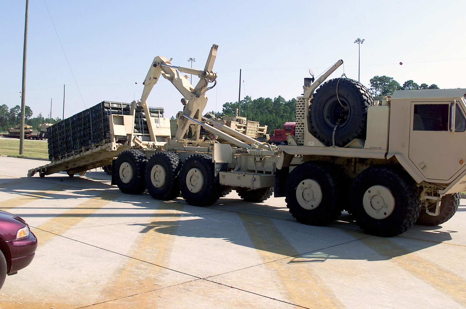 Тяжелый тактический грузовик с расширенной подвижностью (HEMTT) армии США O...