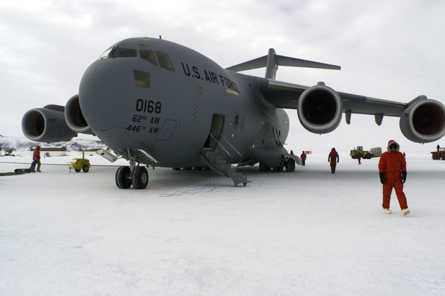 A US Air Force (USAF) C-17A Globemaster III parked at McMurdo Station ...