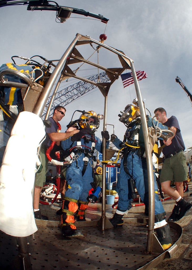 US Navy (USN) divers assigned to Mobile Diving Salvage Unit One (MDSU-1 ...