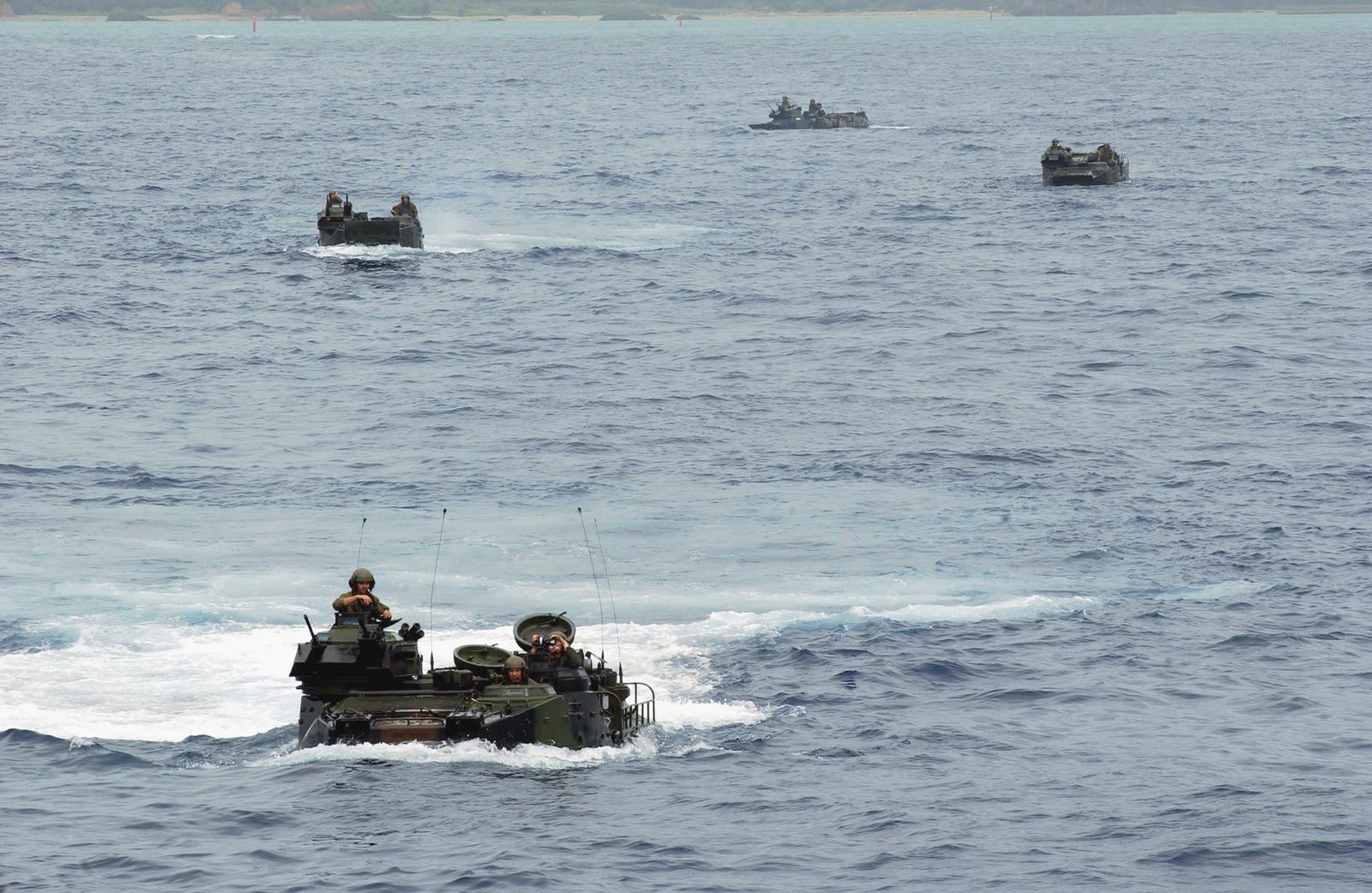 Unter Einsatz von Amphibious Assault Vehicles (AAV7A1) nehmen Einheiten