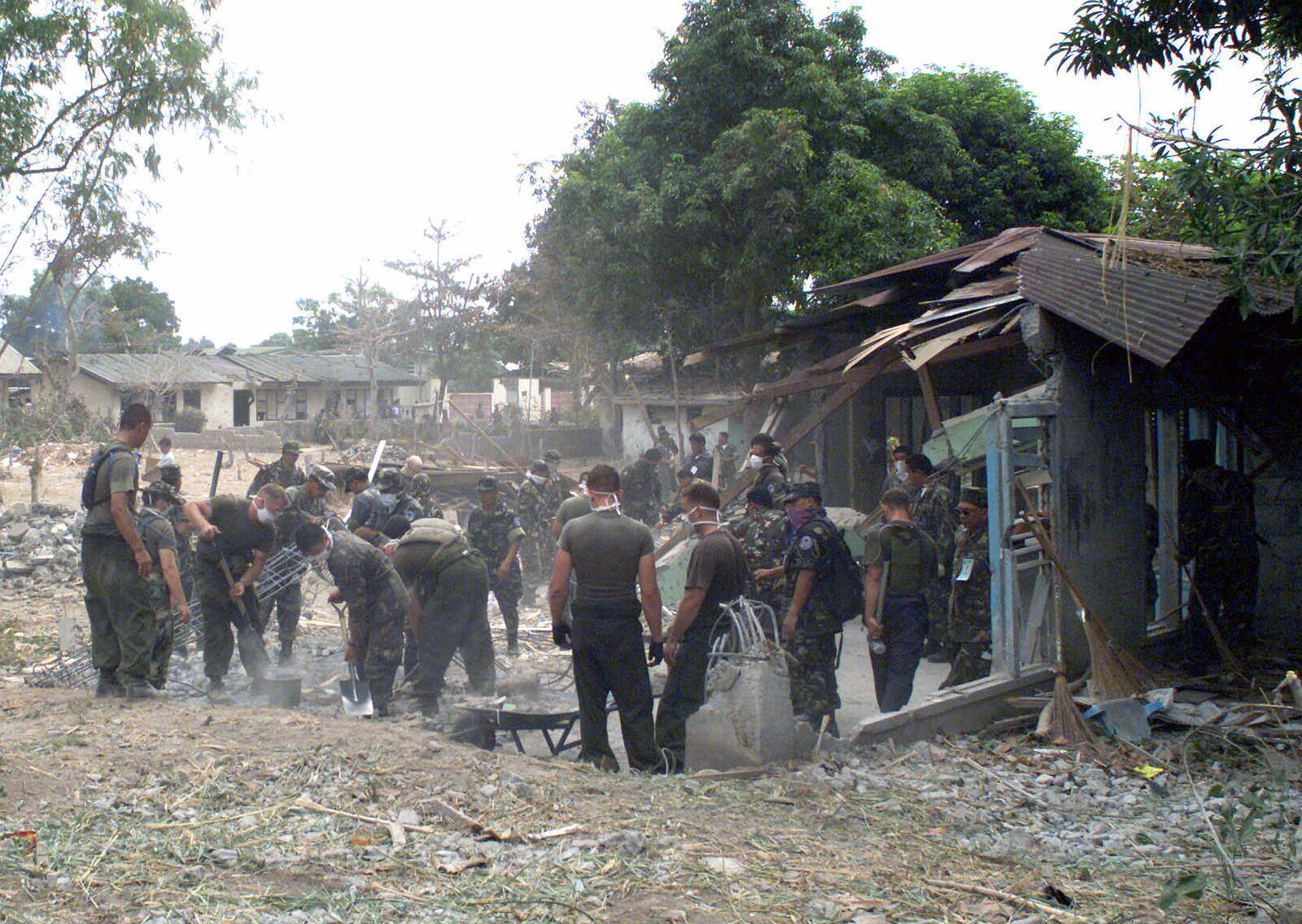 US Marines help Philippine Air Force personnel clean up a crash site ...