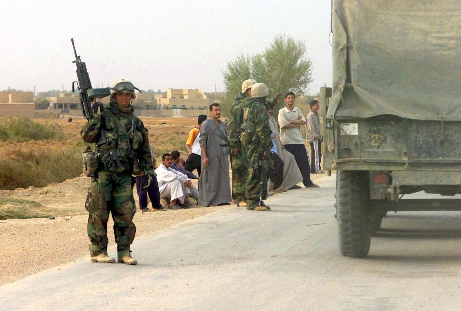 US Marine Corps (USMC) Marines watch the local Iraqi civilian ...