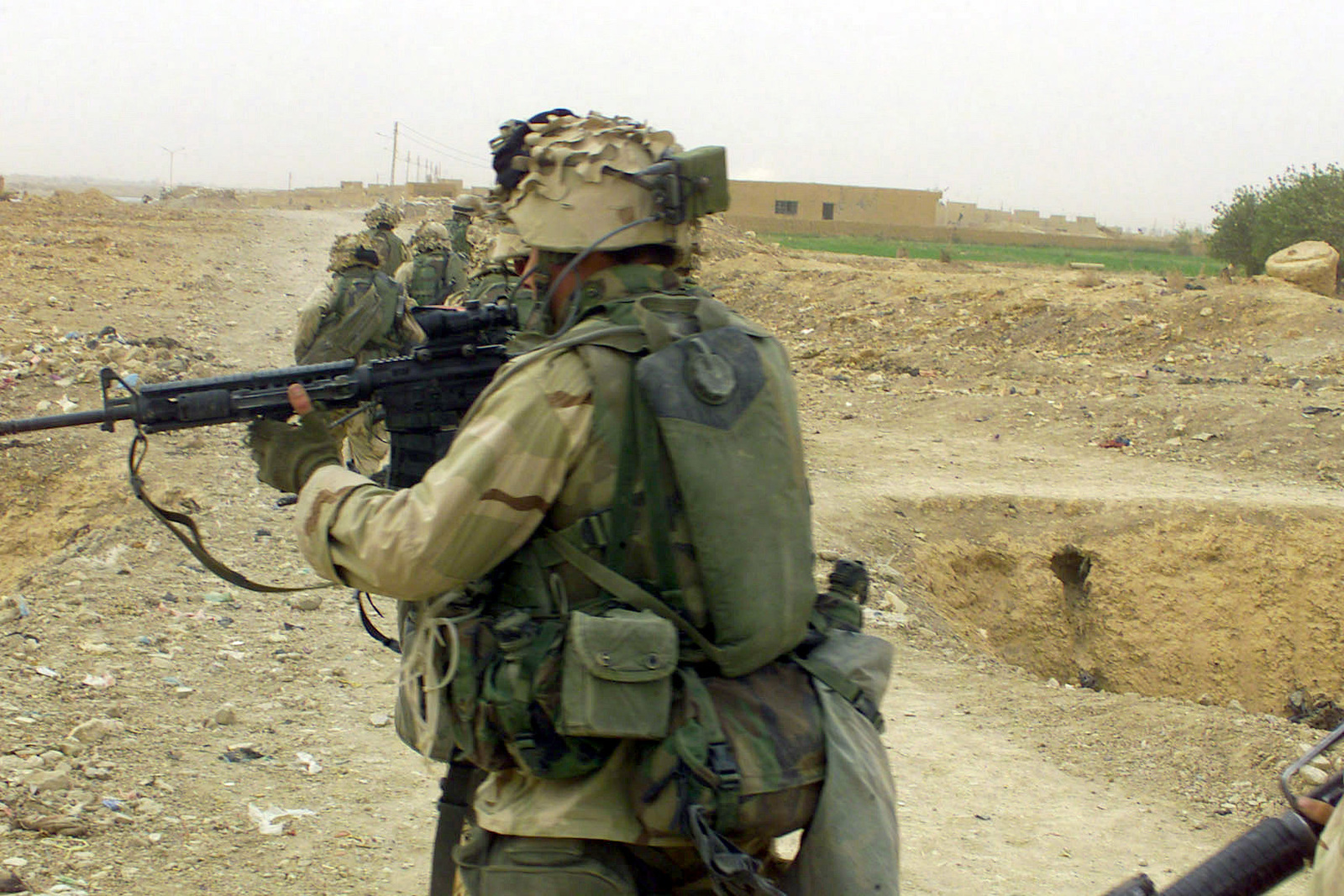 Armed With Colt 556mm M16a2 Assault Rifles Us Marine Corps Usmc Troops From Charlie Company 7093