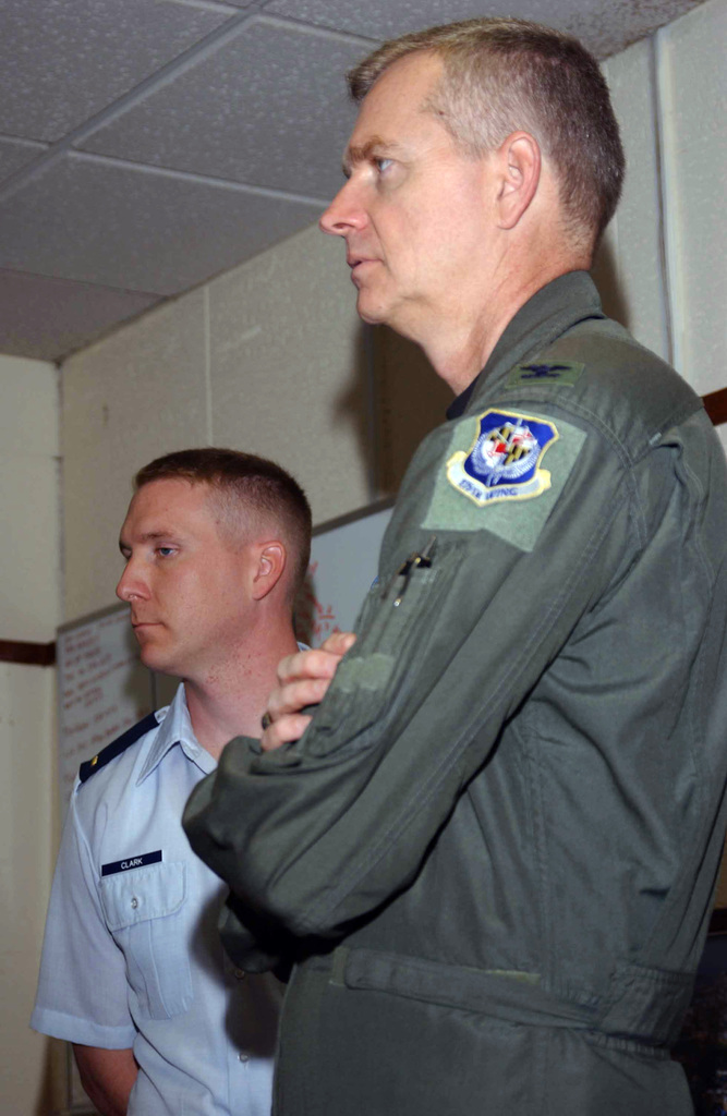 Oberst der US-Luftwaffe (USAF) Guy Walsh, rechts, Kommandeur des 175th ...