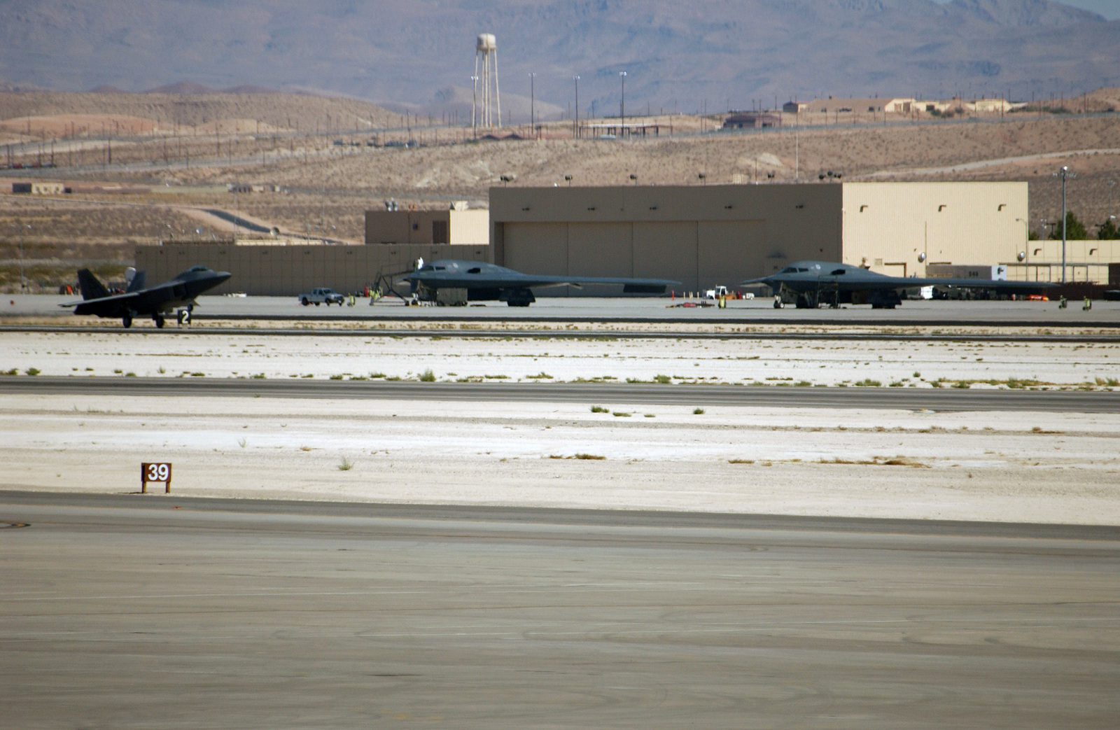 A Lockheed Martin built US Air Force (USAF) Raptor fighter lands in ...