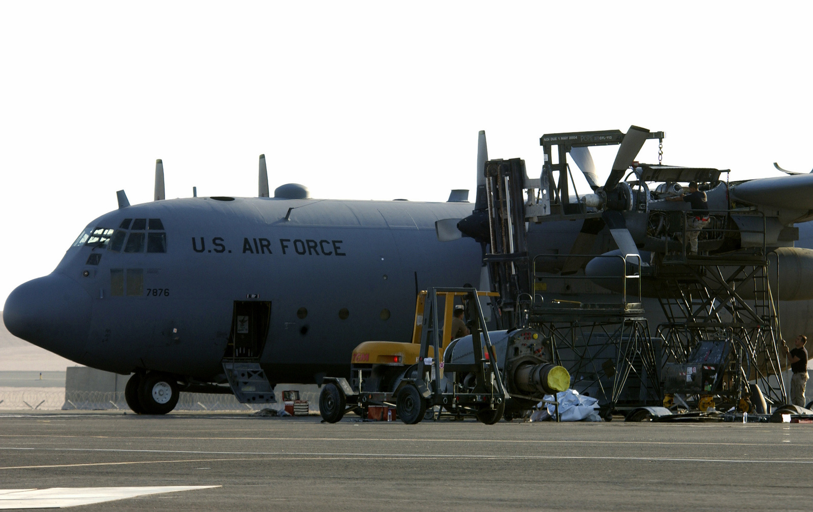 US Air Force (USAF) Maintainers From The 745th Expeditionary Airlift ...