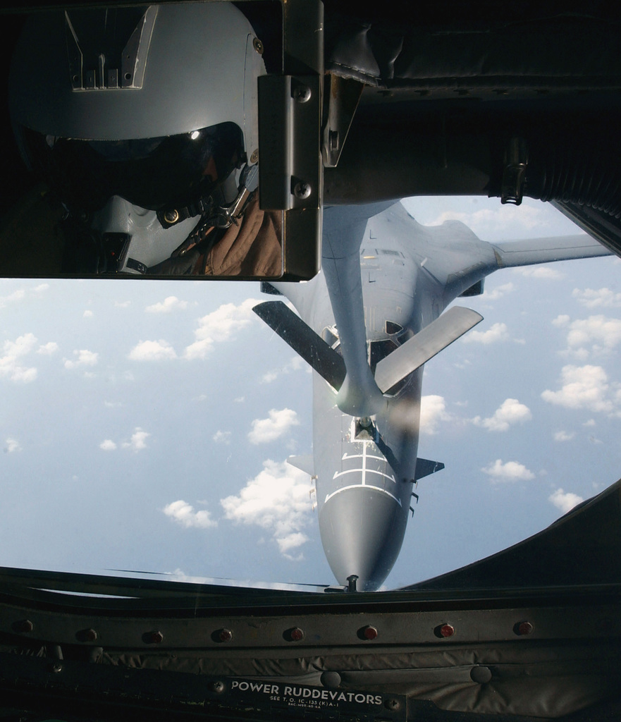 A US Air Force (USAF) B-1B Lancer aircraft refuels from the extended ...