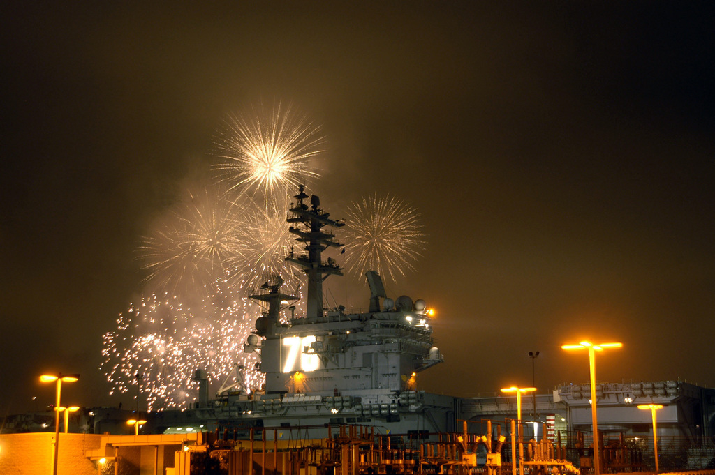 File:US Navy 100704-N-6999T-001 Fireworks in celebration of the 4th of July  don the sky as ships from 14 countries sit pier side at Pearl Harbor.jpg -  Wikimedia Commons