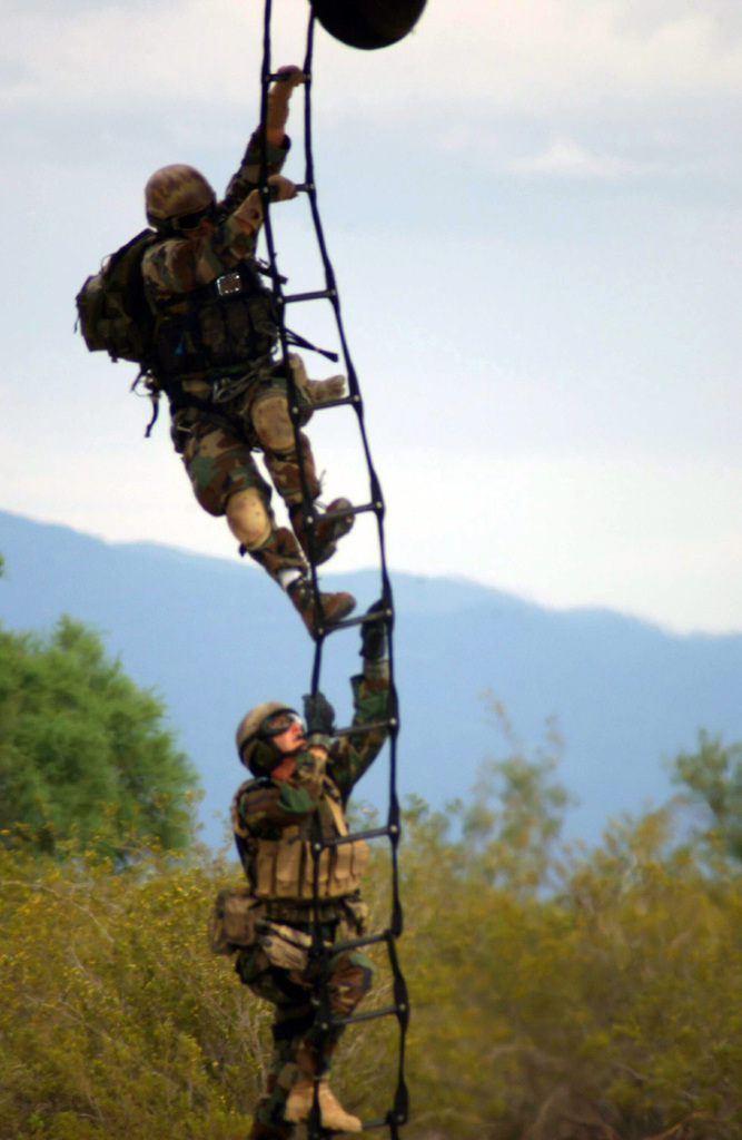 040816-F-8769K-045 (Aug. 16, 2004)US Air Force (USAF) Pararescue Men ...