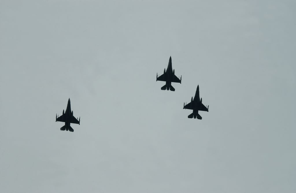 Three U.S. Air Force F-16 Fighting Falcon multi-role fighters, 18th ...