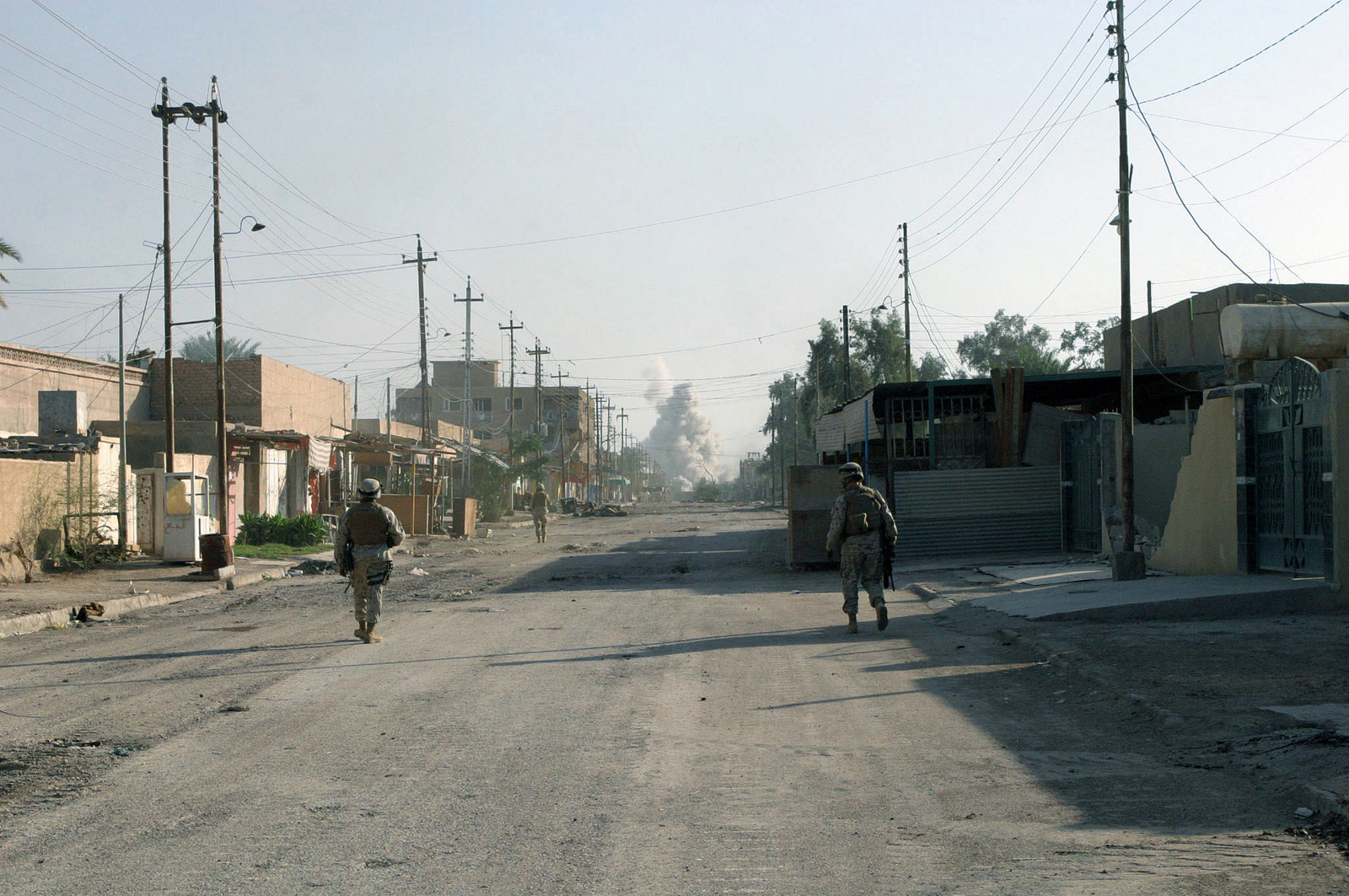 US Marine Corps (USMC) Marines and Iraqi Security Force (ISF) troops ...