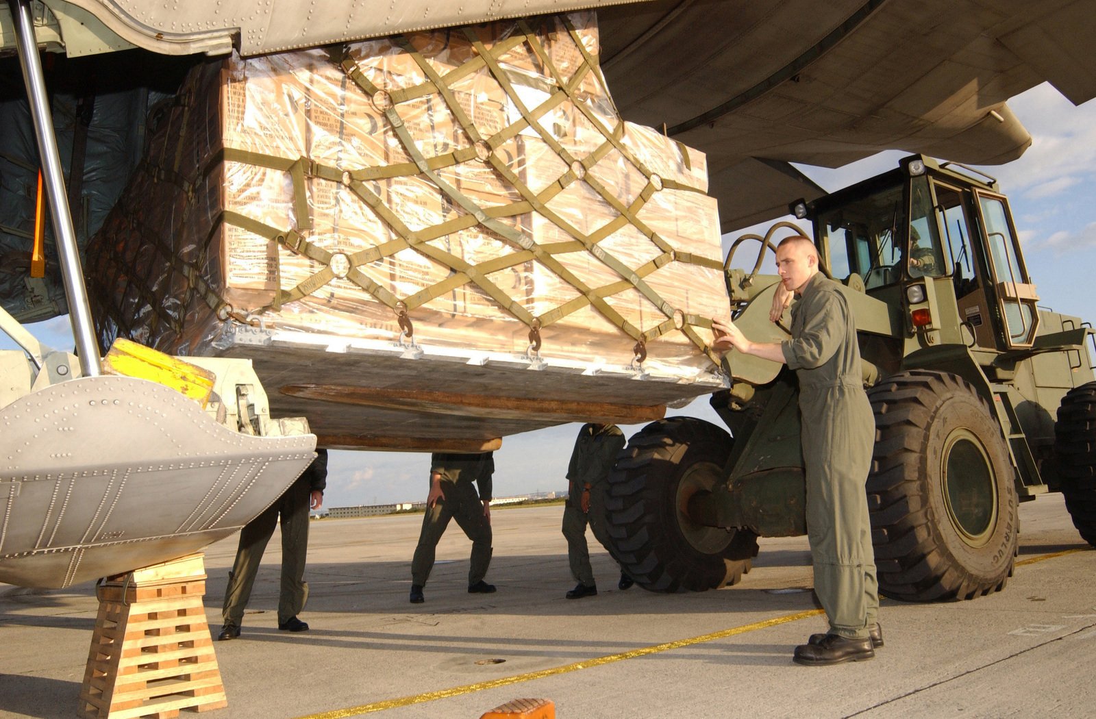 A US Marine Corps (USMC) Marine Aerial Refueler Transport Squadron 152 ...