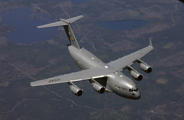 Luftaufnahme eines C-17 Globemaster III Frachtflugzeugs, 305th Air ...