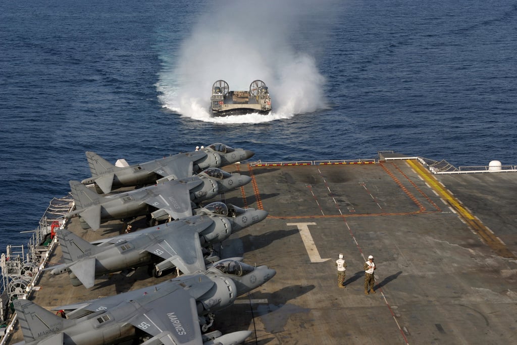 The Us Navy Usn Landing Craft Air Cushioned Lcac 43 Craft Approaches The Well Deck Of The 2604