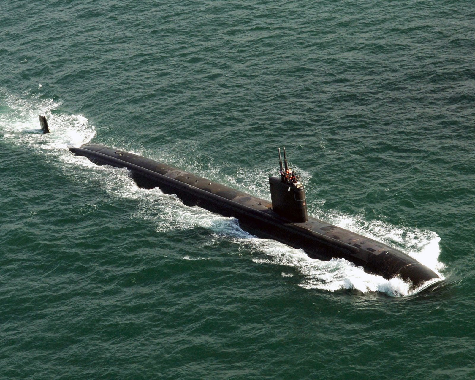 Aerial, starboard bow view showing the US Navy (USN) Los Angeles Class ...