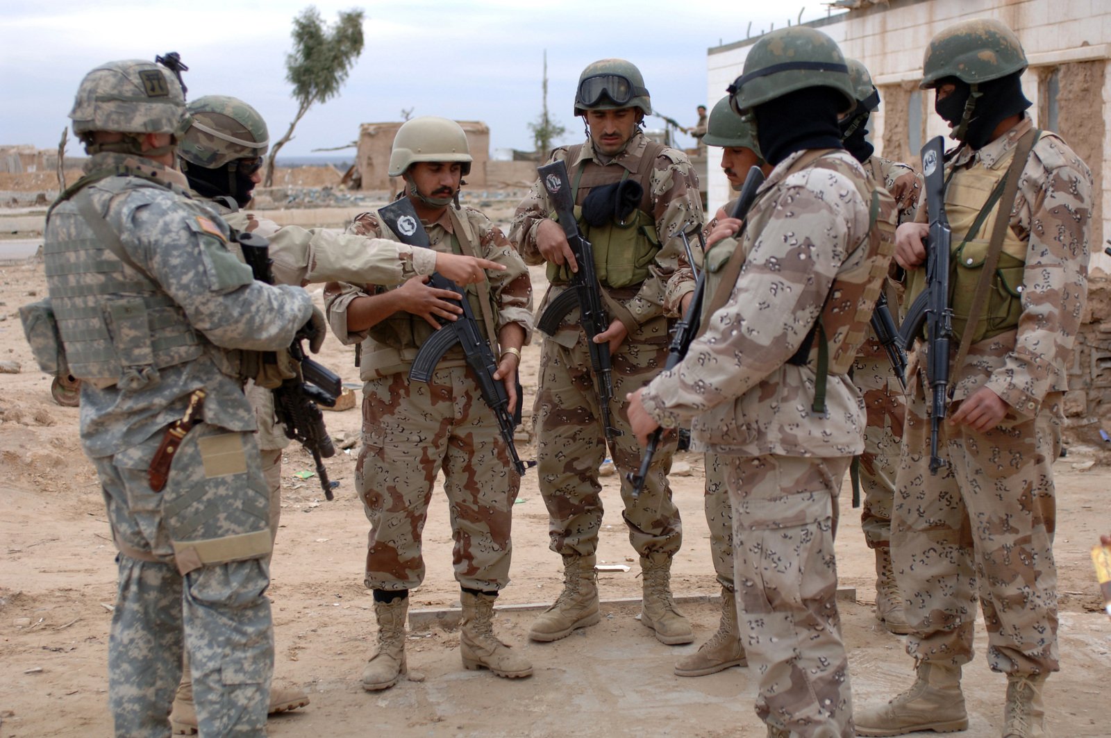 Soldiers of 1ST Company, 2nd Brigade, 4th Iraqi Army run over the plan ...