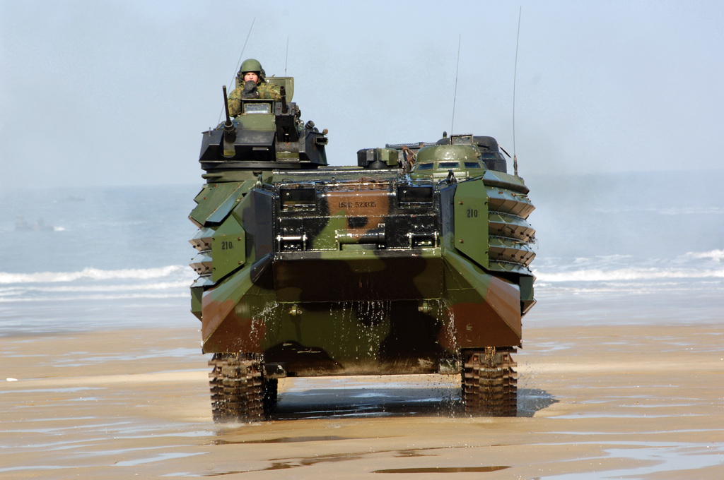 Make merry amphibious. Амфибия aav7. БМП aav7. AAV-7a1 Amtrac. БТР AAV-7a1.