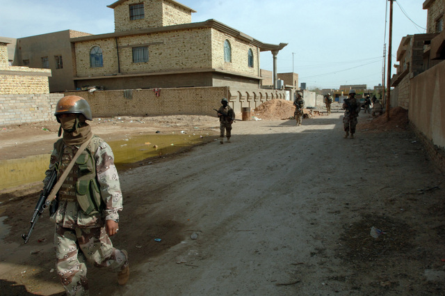 Iraqi Soldiers from the 4th Iraqi Army Brigade and U.S. Marines from ...