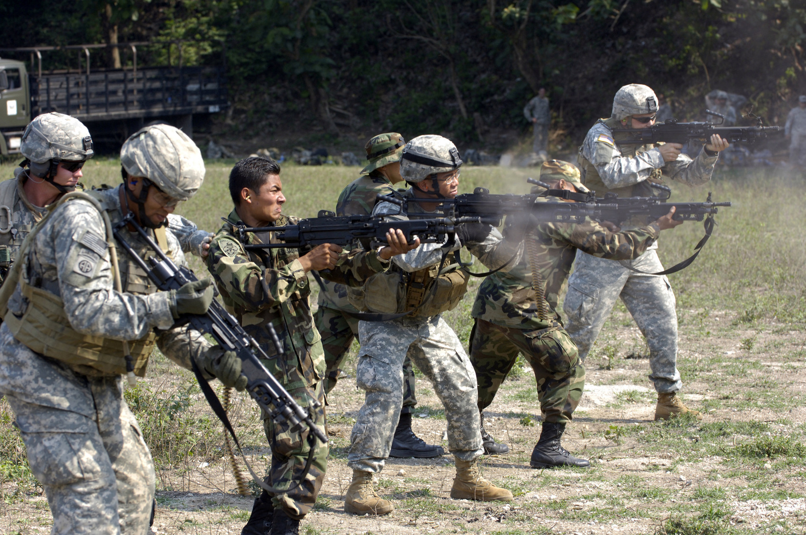 U.S. Army Soldiers and the El Salvador Army Parachute Battalion fire ...