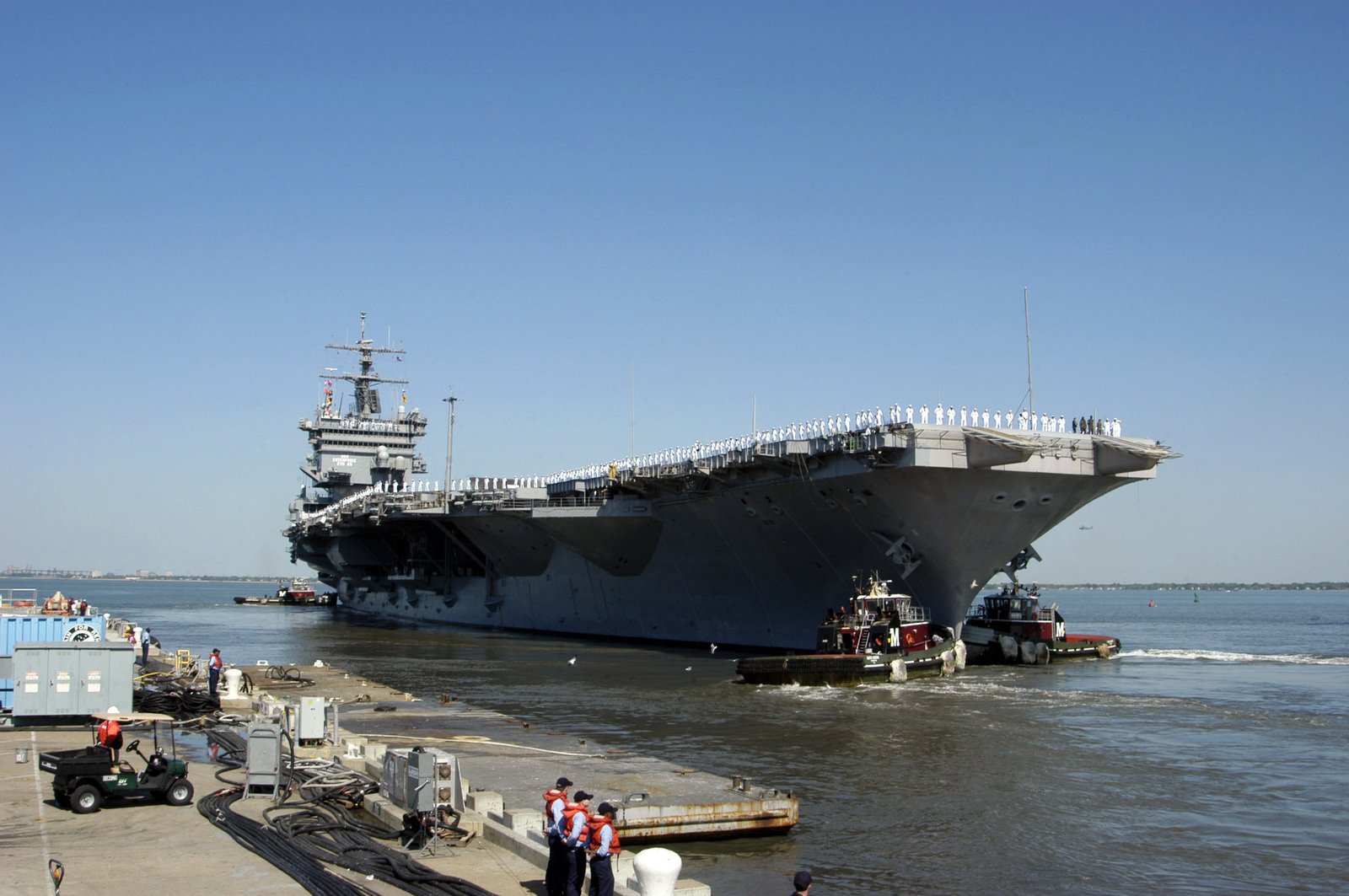 A starboard bow view of the US Navy (USN) Aircraft Carrier, USS ...