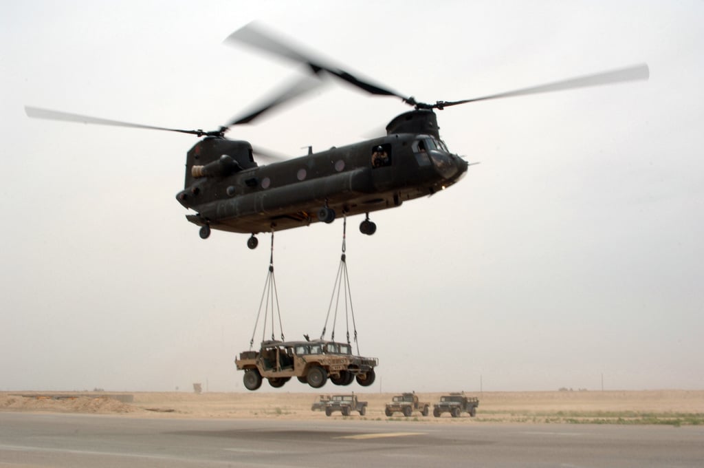 A Chinook helicopter from 101st Aviation Brigade lifts two High ...